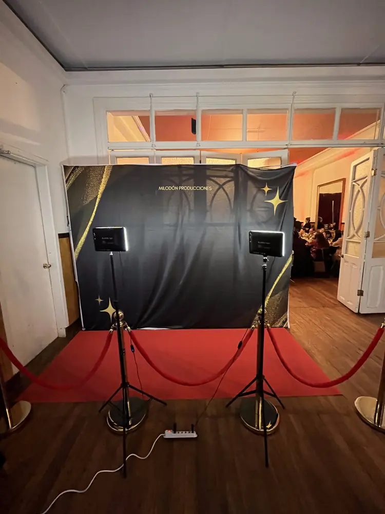 Pasarela de Hollywood con alfombra roja, separadores dorados y panel de fondo